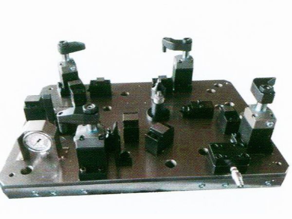 齒(chi)輪室罩蓋液壓裌(jia)具